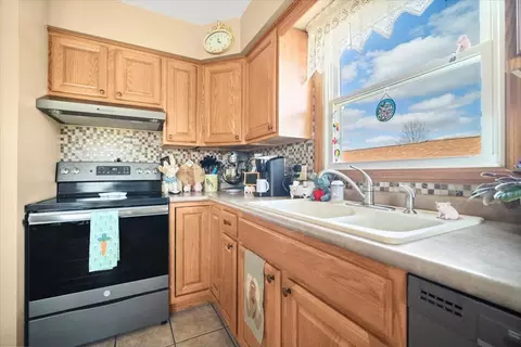 Kitchen - 6 Ivey Ct, Bloomington, IL 61701 photo 3 of 4