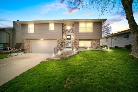 6 Ivey Ct, Bloomington, IL 61701
