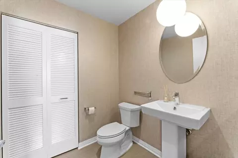Bath - 65 E Monroe St #4122, Chicago, IL 60603 photo 1 of 3