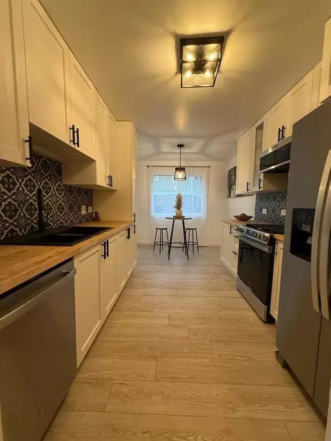 Kitchen - 732 Elmwood Ln #A1, Wheeling, IL 60090 photo 3 of 4