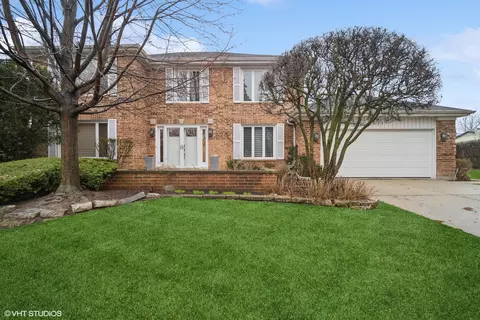 2571 Queens Way, Northbrook, IL 60062