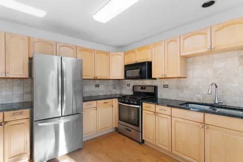 Kitchen - 366 E Haver Hill Ct, Itasca, IL 60143 photo 1 of 2