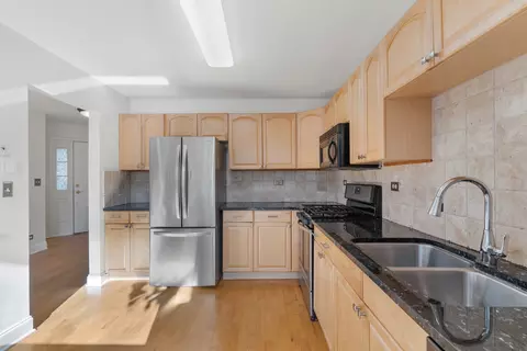 Kitchen - 366 E Haver Hill Ct, Itasca, IL 60143 photo 2 of 2