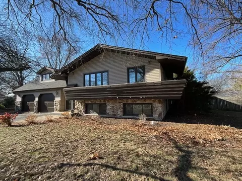 422 S Adams St, Westmont, IL 60559
