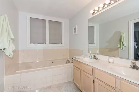 Bath - 1501 Arbor Ln, Elgin, IL 60123 photo 2 of 2