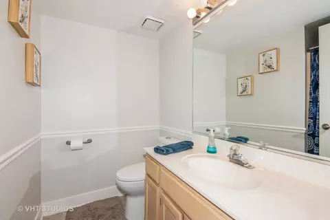 Bath - 1501 Arbor Ln, Elgin, IL 60123 photo 1 of 2