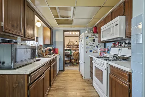 Kitchen - 919 Tanglewood Dr, Wheeling, IL 60090 photo 3 of 3