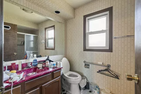 Bath - 919 Tanglewood Dr, Wheeling, IL 60090 photo 2 of 2