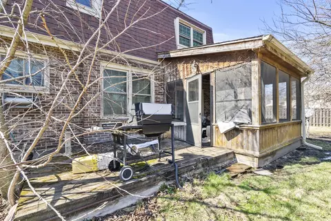 Exterior - 919 Tanglewood Dr, Wheeling, IL 60090 photo 4 of 6