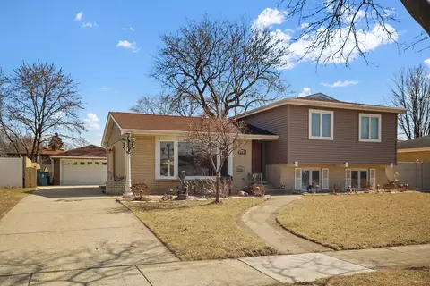 829 Kings Point Dr W, Addison, IL 60101