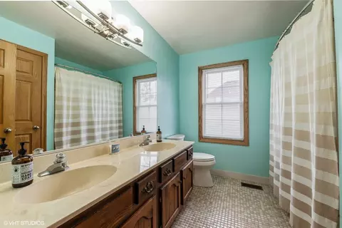 Bath - 3895 Moulin Ln, Hoffman Estates, IL 60192 photo 2 of 3
