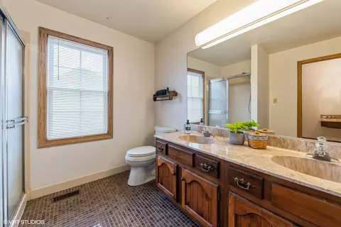 Bath - 3895 Moulin Ln, Hoffman Estates, IL 60192 photo 1 of 3