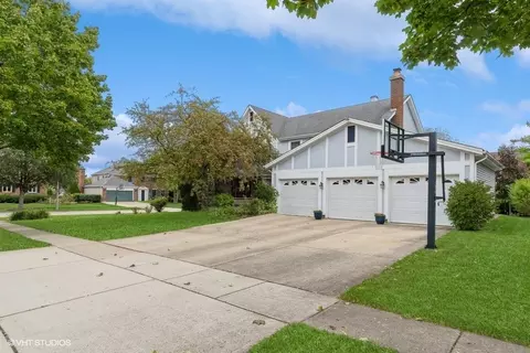 3895 Moulin Ln, Hoffman Estates, IL 60192