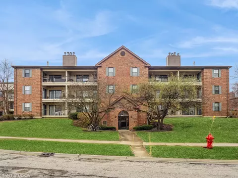 671 Hapsfield Ln #304, Buffalo Grove, IL 60089