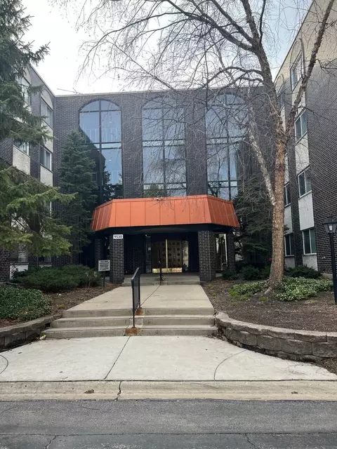 9530 N Lamon Ave N #203, Skokie, IL 60077