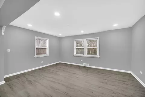 Living - 16101 Richmond Ave, Markham, IL 60428 photo 6 of 7