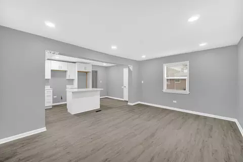Living - 16101 Richmond Ave, Markham, IL 60428 photo 4 of 7