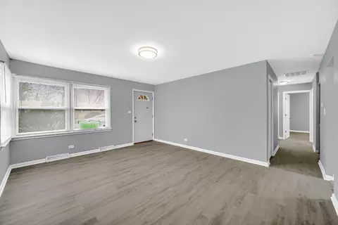 Living - 16101 Richmond Ave, Markham, IL 60428 photo 2 of 7