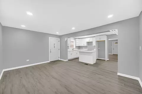 Living - 16101 Richmond Ave, Markham, IL 60428 photo 5 of 7