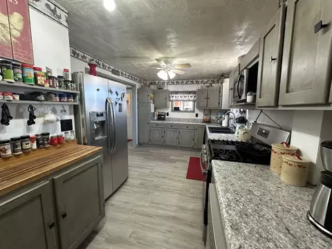 Kitchen - 11350 Lincoln Rd, Morrison, IL 61270 photo 2 of 4