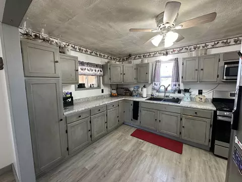 Kitchen - 11350 Lincoln Rd, Morrison, IL 61270 photo 4 of 4