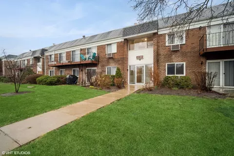 10381 Dearlove Rd #2C, Glenview, IL 60025