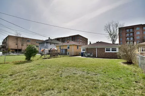 Exterior - 1330 E Washington St, Des Plaines, IL 60016 photo 2 of 2