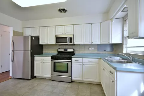 Kitchen - 1330 E Washington St, Des Plaines, IL 60016 photo 3 of 3