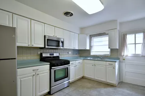 Kitchen - 1330 E Washington St, Des Plaines, IL 60016 photo 2 of 3