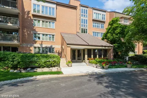 44 Park Ln #332, Park Ridge, IL 60068