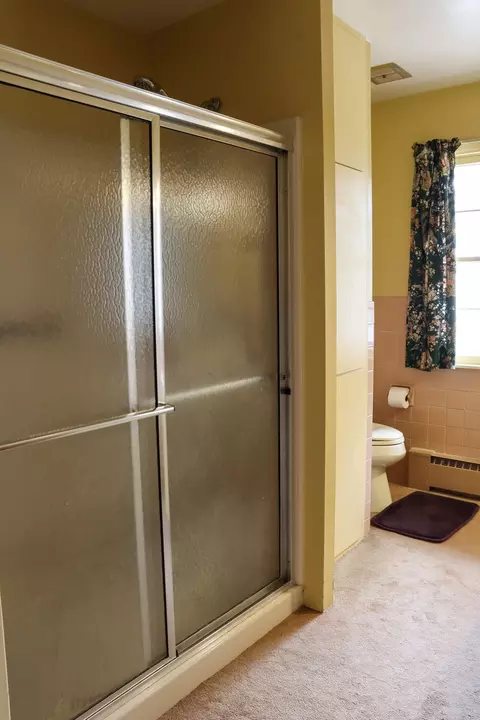 Bath - 306 Prospect St, Morrison, IL 61270 photo 2 of 4