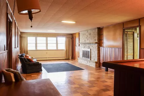 Living - 306 Prospect St, Morrison, IL 61270 photo 4 of 6
