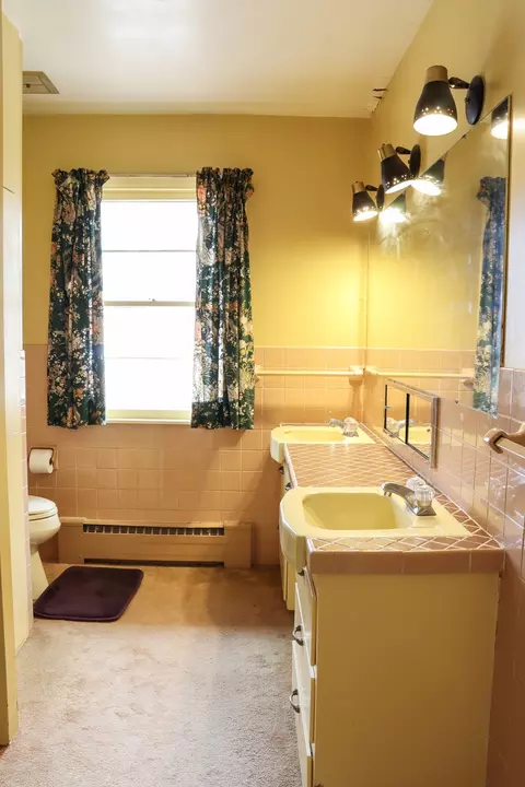 Bath - 306 Prospect St, Morrison, IL 61270 photo 1 of 4