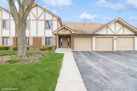 920 Surrey Dr #1A, Schaumburg, IL 60193