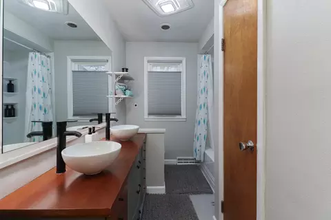 Bath - 505 Fairview St, Normal, IL 61761 photo 3 of 4