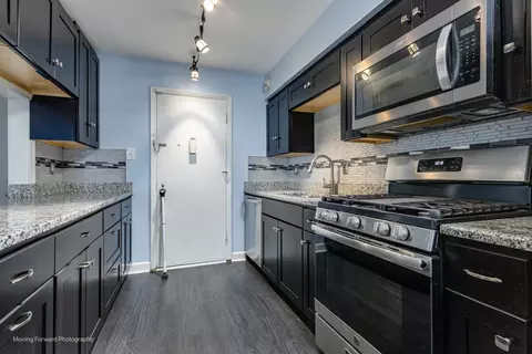 Kitchen - 14601 Keystone Ave #C2, Midlothian, IL 60445 photo 3 of 5
