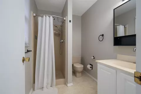 Bath - 1305 Kim Dr, Bloomington, IL 61704 photo 2 of 4