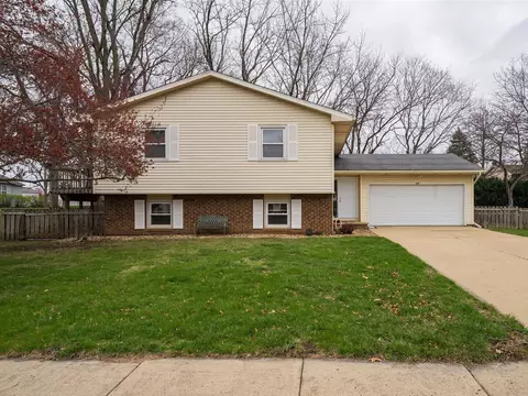 1305 Kim Dr, Bloomington, IL 61704