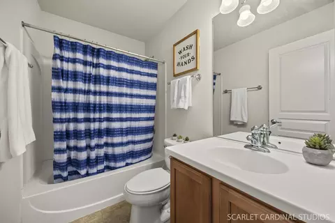 Bath - 1045 Crane Pt, Elgin, IL 60124 photo 3 of 3