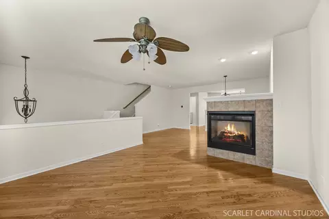 Living - 1045 Crane Pt, Elgin, IL 60124 photo 3 of 5