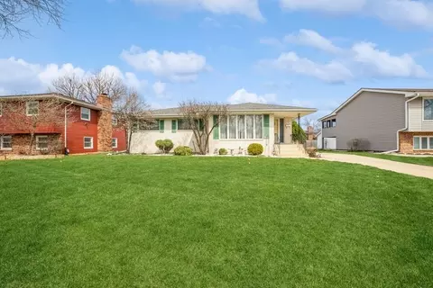 1821 Bluebird Ln, Munster, IN 46321