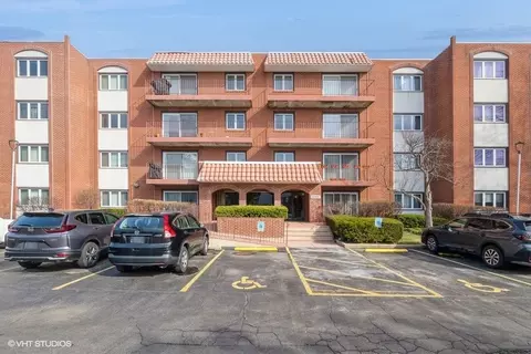 2066 Saint Johns Ave #103, Highland Park, IL 60035