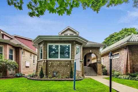 2604 W Farwell Ave, Chicago, IL 60645