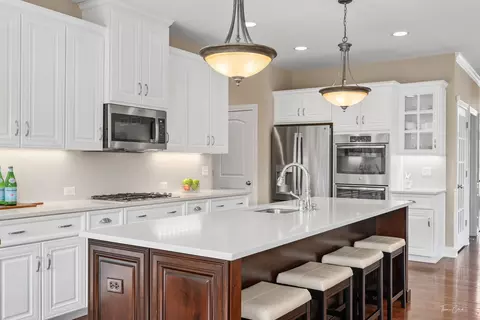 Kitchen - 2018 Stoddard Ave, Wheaton, IL 60187 photo 2 of 4