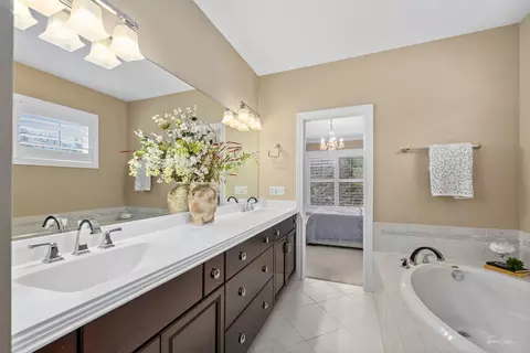 Bath - 2018 Stoddard Ave, Wheaton, IL 60187 photo 2 of 5