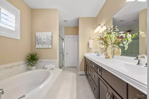 Bath - 2018 Stoddard Ave, Wheaton, IL 60187 photo 1 of 5
