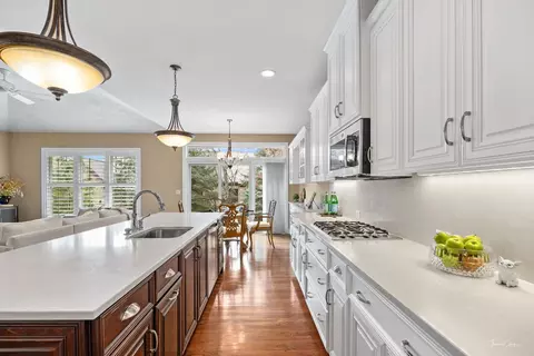 Kitchen - 2018 Stoddard Ave, Wheaton, IL 60187 photo 3 of 4