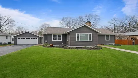 915 Myrtle Dr, Dixon, IL 61021 photo 1