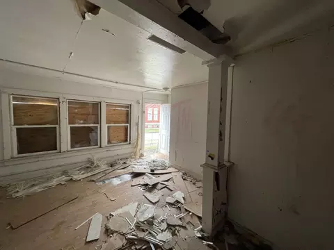 Living - 501 E Mulberry St, Bloomington, IL 61701 photo 1 of 2