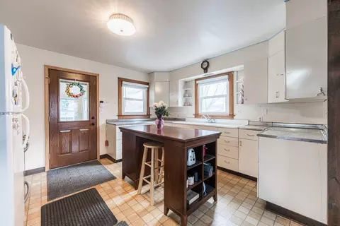 Kitchen - 26 W055 Armbrust Ave, Wheaton, IL 60187 photo 1 of 2